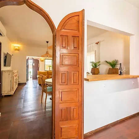 Bay Beachfront By Holidays *