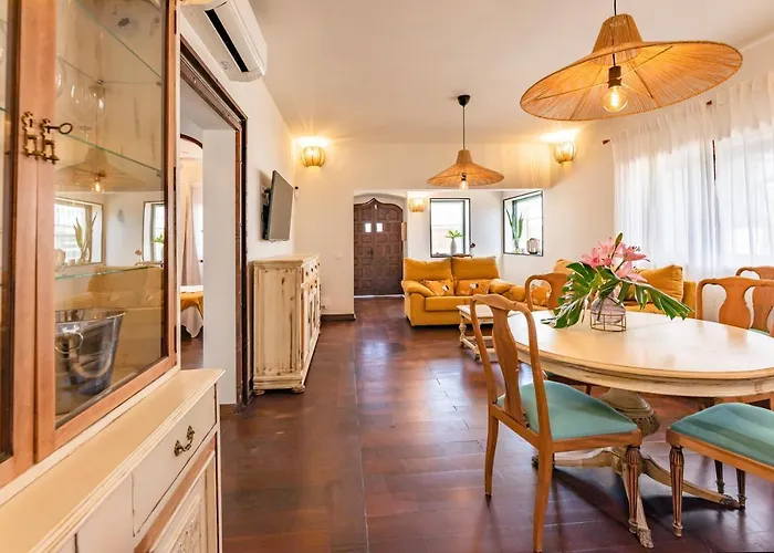 Bay Beachfront By Holidays *