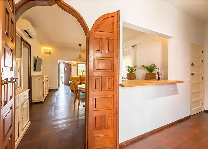 Bay Beachfront By Holidays *